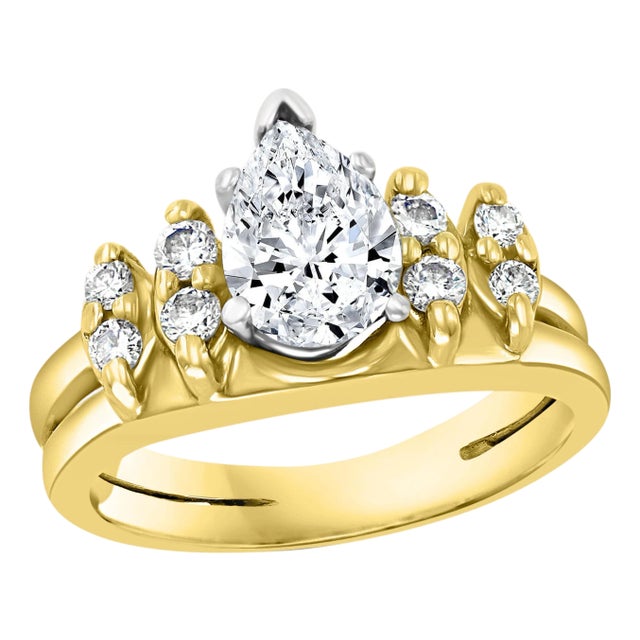 1.0 Carat Pear Shape Center Diamond Engagement 14 Karat Yellow Gold Ring For Sale