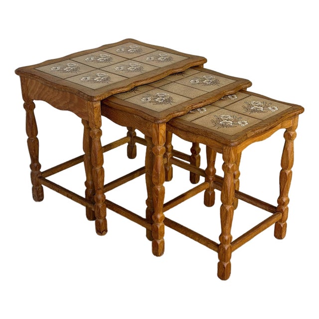 Oak Floral Ceramic Tile-Top Nesting Tables Set of 3 Spindle Legs Traditional Vintage For Sale