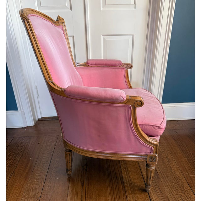 French Carved Pink Silk Upholstered Bergere Armchair Fauteuil For Sale - Image 4 of 7