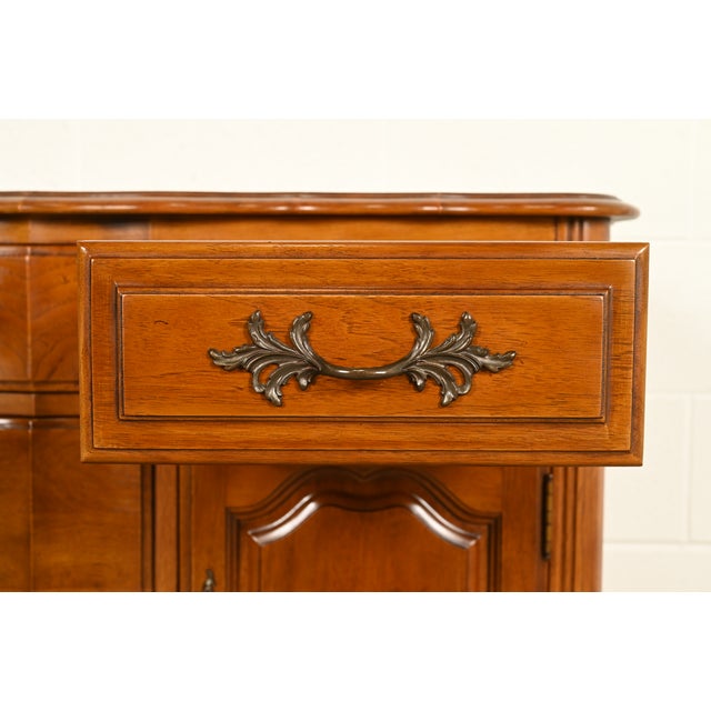 Wood Thomasville French Provincial Louis XV Carved Walnut Sideboard Credenza, Circa 1970s For Sale - Image 7 of 16