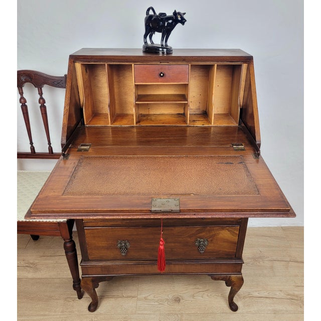 This is a gorgeous mid 20th Century ladies Writing desk that would complement many antique styled dining, or living room...