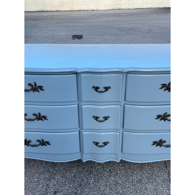 1970s French Provincial Blue Gray Lacquered Dresser of Twelve Drawers For Sale In Miami - Image 6 of 11