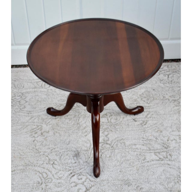 1960s WIlliamsburg Galleries Mahogany Table Vintage Petite Queen Anne Pie Crust Round For Sale - Image 5 of 13