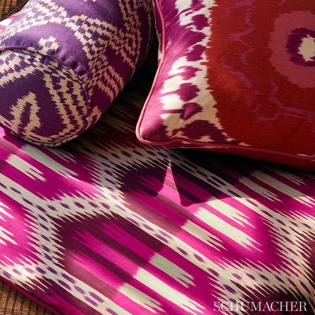 Graphic and sensual, this midsize tribal pattern is highly versatile. A Cotton sateen weave makes this fabric dressier...