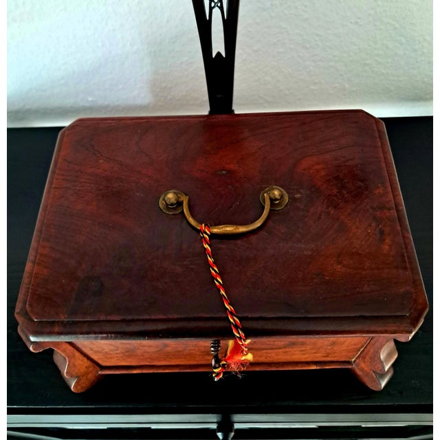 A well-preserved box dating from between 1780 and 1810 (bracket feet and band hinges) with a matching key and a fully...