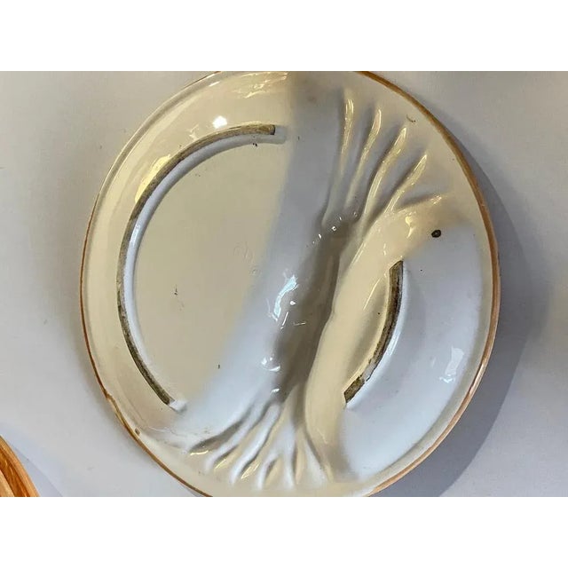 Arparagus Plates in the style of Majolica, made in ceramic, in green and purple. France early 20th century. Sert of 6.