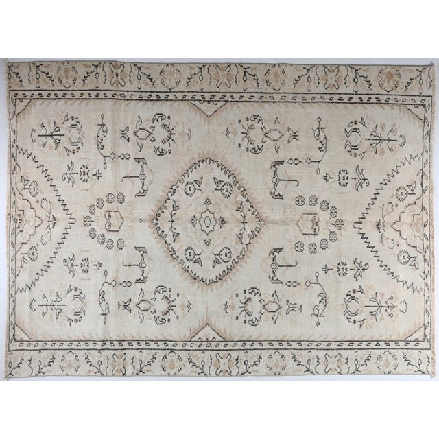 Vintage Turkish Oushak Rug in Soft Ivory & Sand – Timeless Anatolian Elegance This exceptional Turkish Oushak rug embodies...
