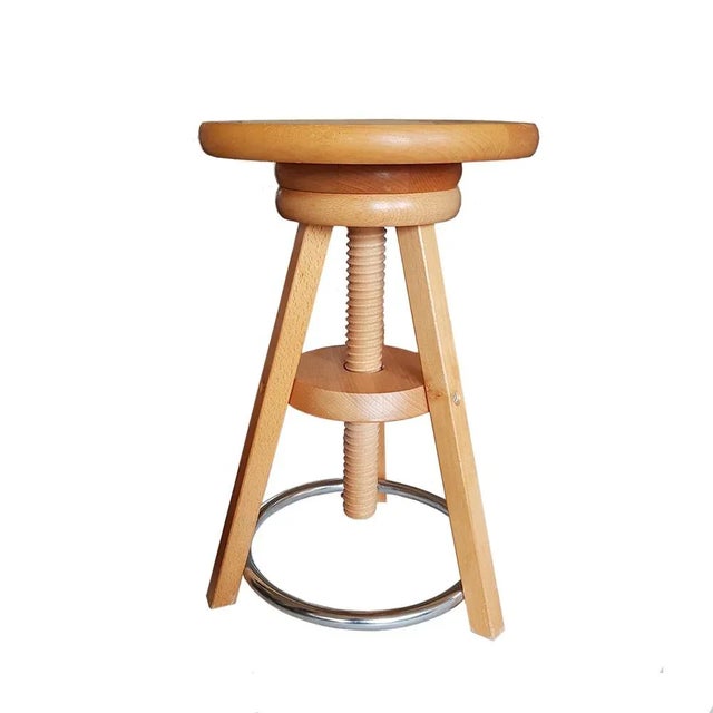 The seat has a diameter of 30 cm. The height is adjustable (50-62 cm)