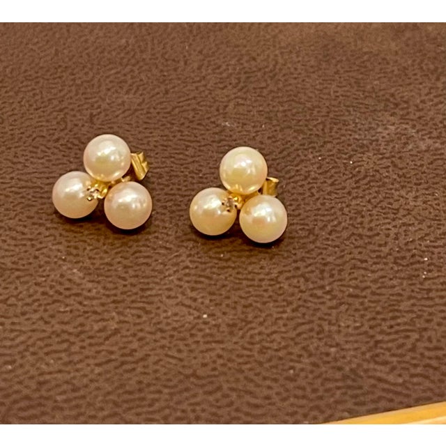 2020s Tripod Pearl Stud Earring With Tiny Diamond in 14 Karat Yellow Gold For Sale - Image 5 of 8