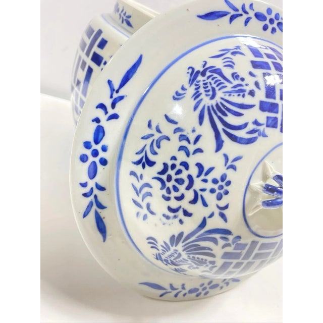 Blue Large Vintage Blue & White Porcelain Lidded Ginger Jar With Side Handles - Chinoiserie Decor For Sale - Image 8 of 10