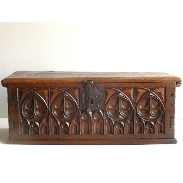 Small carved and molded oak chest in the Gothic style, dating from the 16th/17th century (tool marks, irregular saw marks,...