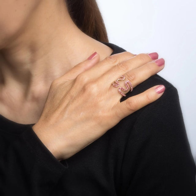 Sabine Getty Pink Topaz Wiggly Ring Estate 18 Karat Yellow Gold Wave Jewellery size 5 For Sale In Los Angeles - Image 6 of 6