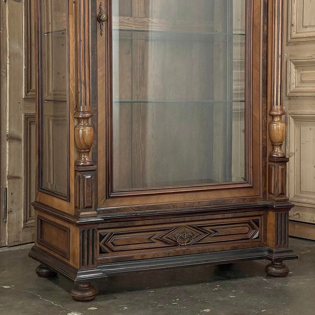 19th Century French Walnut Henri II Bookcase ~ Display Armoire For Sale In Dallas - Image 6 of 18