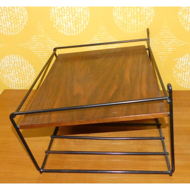 Great little wall shelf! Simple, period-typical String design, sturdy struts made of black-coated wire, and a wooden board...