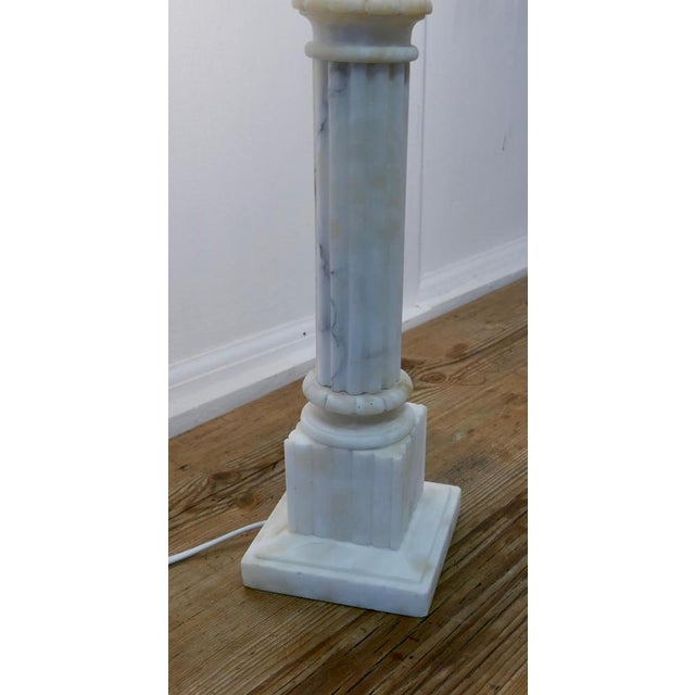 1900 - 1909 White Marble Corinthian Column Table Lamp, 1900s For Sale - Image 5 of 11