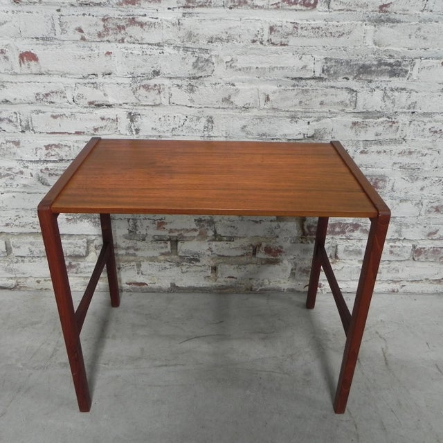 Table dimensions: 49x57x36 cm (hxwxd). 47x52x34 cm (hxwxd). 45x47x32 cm (hxwxd). Origin: England, 1960s. Material: teak.