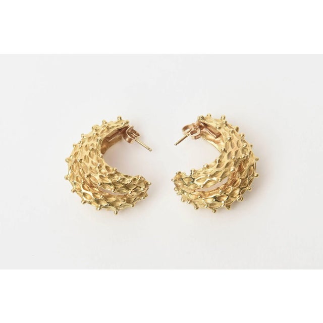This is part of Chairish’s Fine Jewelry assortment. These gorgeous and stunning pair of classic vintage Italian 18K Gold...