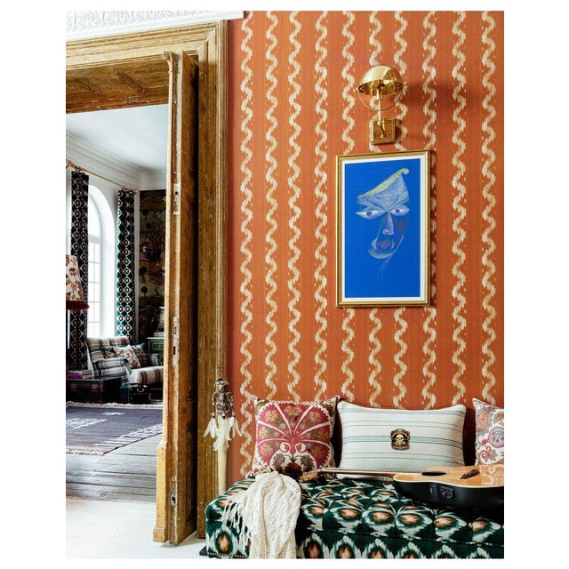 Luxuriate in the richness of hand sewn fabric with our diamond patterned MAIYSHA wallpaper which takes a painterly...