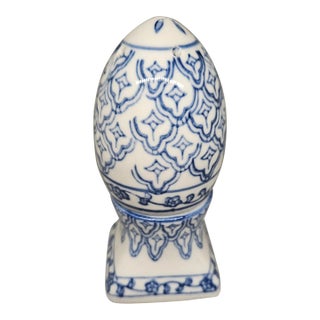 Bombay and Co. Blue/White Porcelain Salt and Pepper Shaker Set, Egg With Stand For Sale