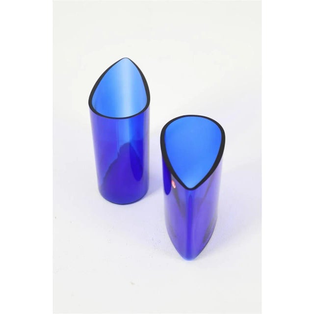 High-quality handcrafted glass vases. Ultramarine blue. One of the vases even has the original sticker. Dimensions: First...
