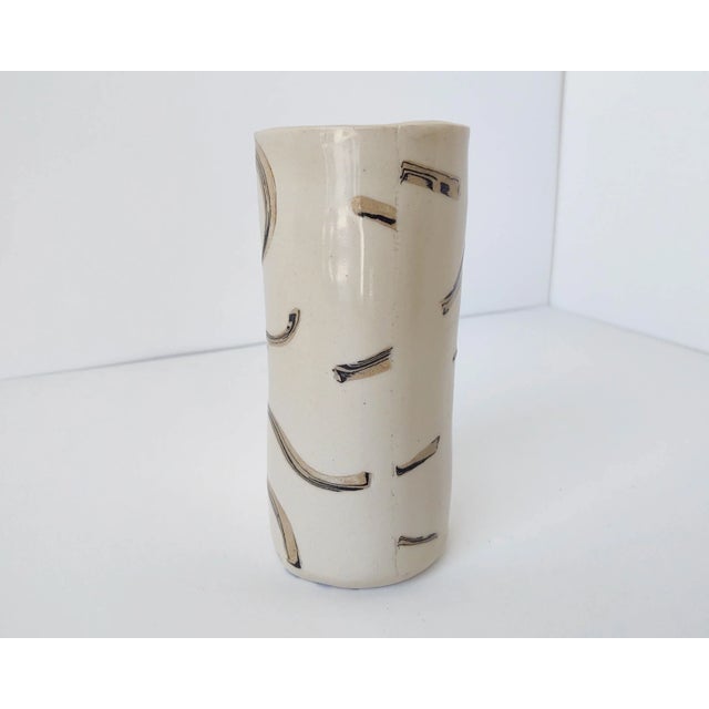 American White and Tan Minimal Vase With Abstract Nerikomi Inlay For Sale - Image 3 of 10