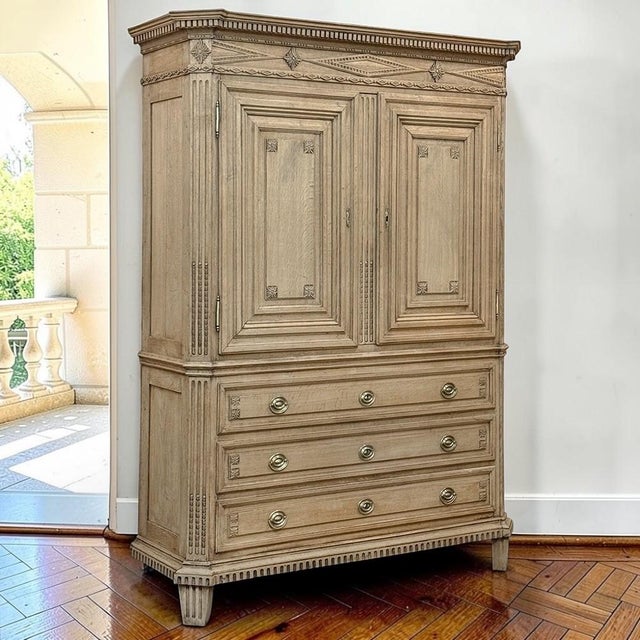 French 18th Century Dutch Louis XVI Period Stripped Oak Linen Press For Sale - Image 3 of 18