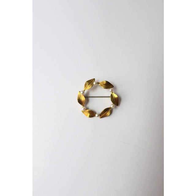 Traditional Mid 20th Century Pearl Pin Brooch With Leaves For Sale - Image 3 of 8
