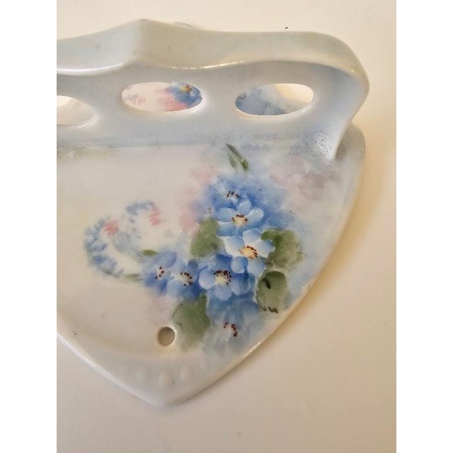 Art Nouveau 1912 Hand Painted Rs Prussia Germany Forget Me Nots Toothbrush Holder For Sale - Image 3 of 7
