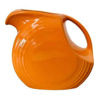 Fiesta Large Disk Pitcher Tangerine Retired Color – Homer Laughlin Usa Vitrified China 67 1/4 Oz Mid-Century Style Serveware For Sale