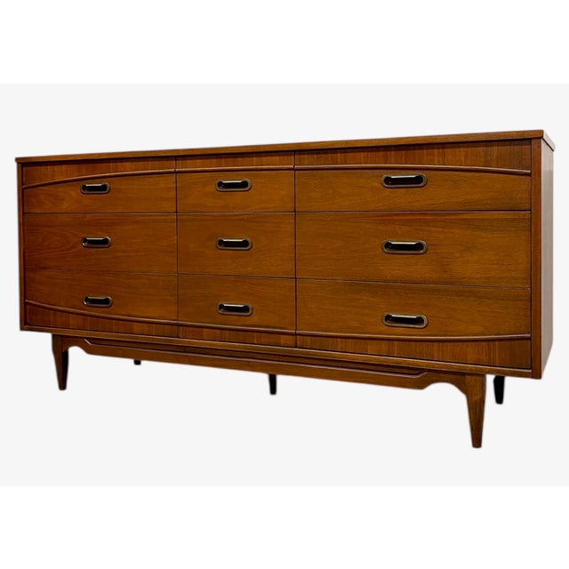 Brown 1970s Mid-Century Modern Matching Dresser Set by Hooker Furniture - 9-Drawer Low Dresser & 5-Drawer Highboy For Sale - Image 8 of 11