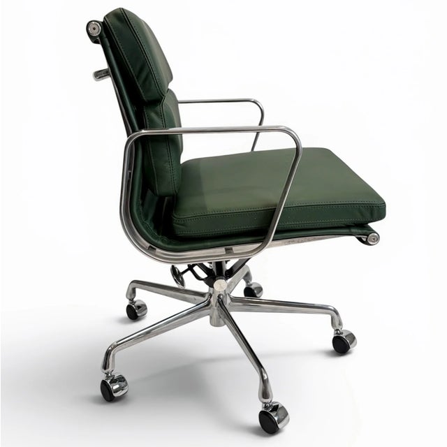 Herman Miller Herman Miller Eames Aluminum Group Soft Pad Management Chair – Green Leather For Sale - Image 4 of 10