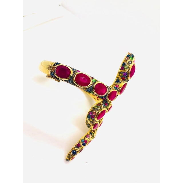 Bochic “Orient” Vintage Serpent Fancy Sapphire & Ruby Bangle - 18K Gold & Silver For Sale - Image 4 of 14