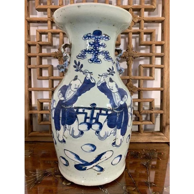Beautiful baluster vase in Chinese porcelain called "blue white" from the end of the 19th century. We can see decorations...