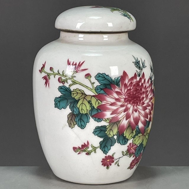 Famille Rose Porcelain Covered Jar With Chrysanthemum & Butterfly Motif For Sale - Image 9 of 9