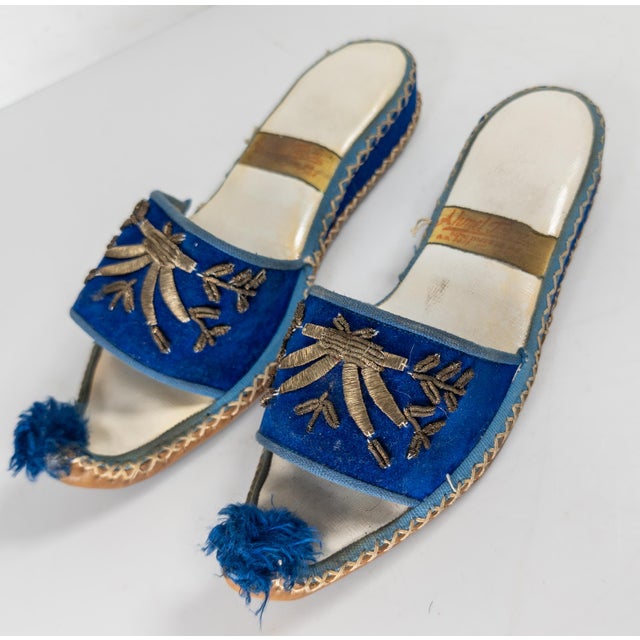Traditional 19th Century Pair of Turkish Khussa Mojari Slipper Shoes in Blue Velvet For Sale - Image 3 of 10