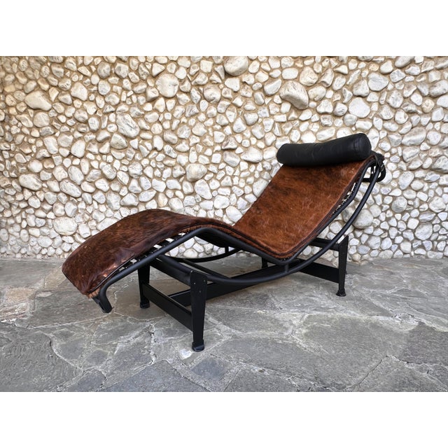 1980s LC4 Chaise Lounge in Cowhide Leather and Black Steel by Le Corbusier, Perriand & Jeanneret for Cassina, 1970s For Sale - Image 5 of 18
