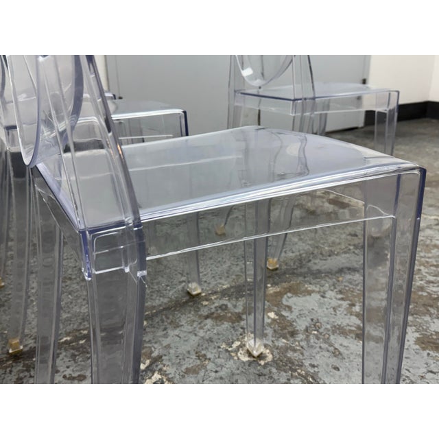 In the Style of Philippe Starck for Kartell Louis Ghost Clear Side Chairs, Set of Four For Sale - Image 10 of 12