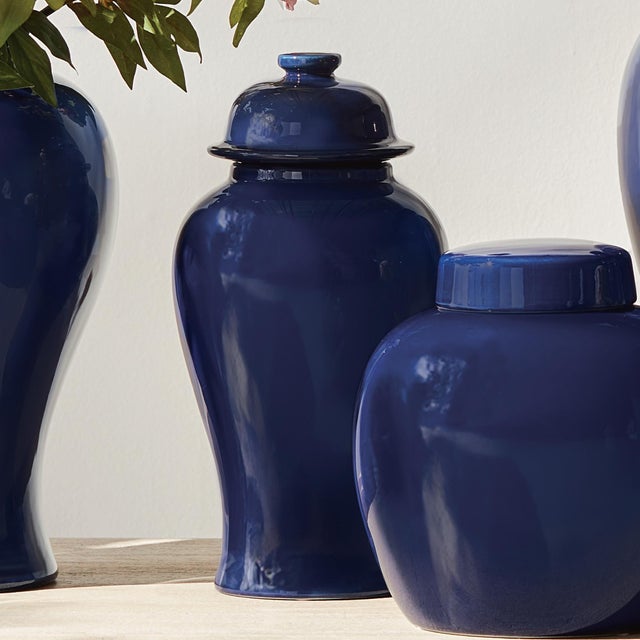 With a deep navy high gloss glaze, this lidded ginger jar is steeped in tradition. A perfect complement to the blue...