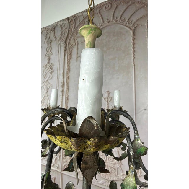 Italian Tole 10-Lights Florentine Chandelier With Original Polychrome Patina For Sale In Los Angeles - Image 6 of 16