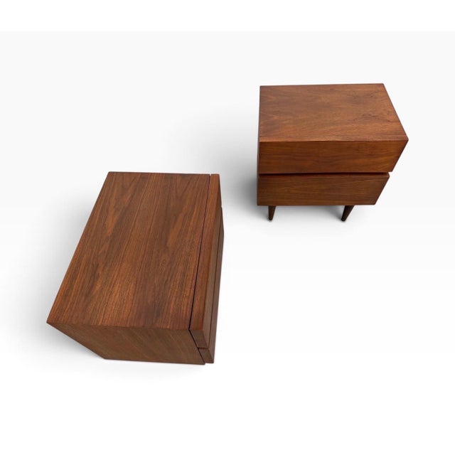 American of Martinsville Mid-Century Modern American of Martinsville Walnut Nightstands - Set of 2 For Sale - Image 4 of 8