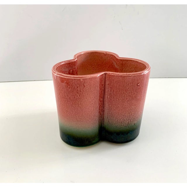 Unusually shaped retro ceramic planter made by Hull Pottery in the 1950s or 1960s. The trefoil shape has a dark pink and...