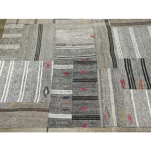 Mid 20th Century Galerie Shabab Collection Mid-20th Century Vintage Turkish Flatweave Kilim Room Size Carpet For Sale - Image 5 of 7