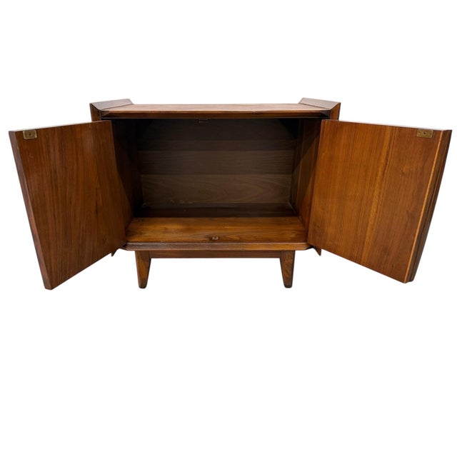 Mid-Century Modern Lane 1st Edition Walnut Nightstands - Refinished - Set of 2 For Sale - Image 9 of 10