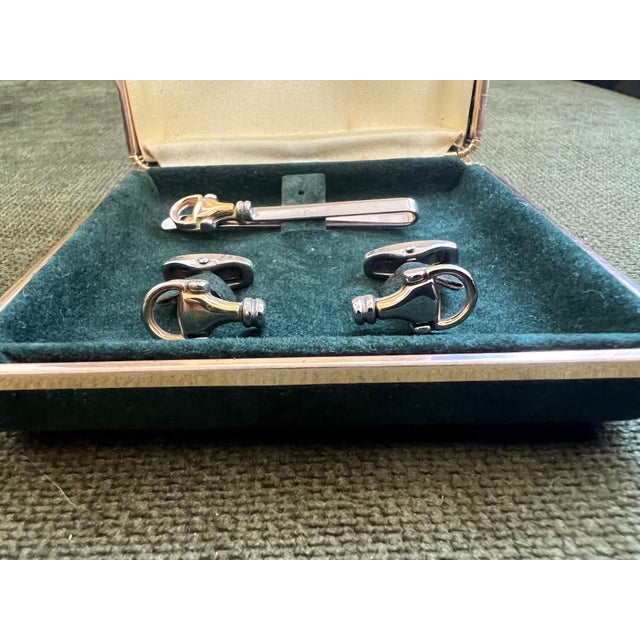 Art Deco Vintage Gucci Gold Plate Cufflinks & Tie Clip “Circa 1970s” Original Gucci Green For Sale - Image 3 of 16