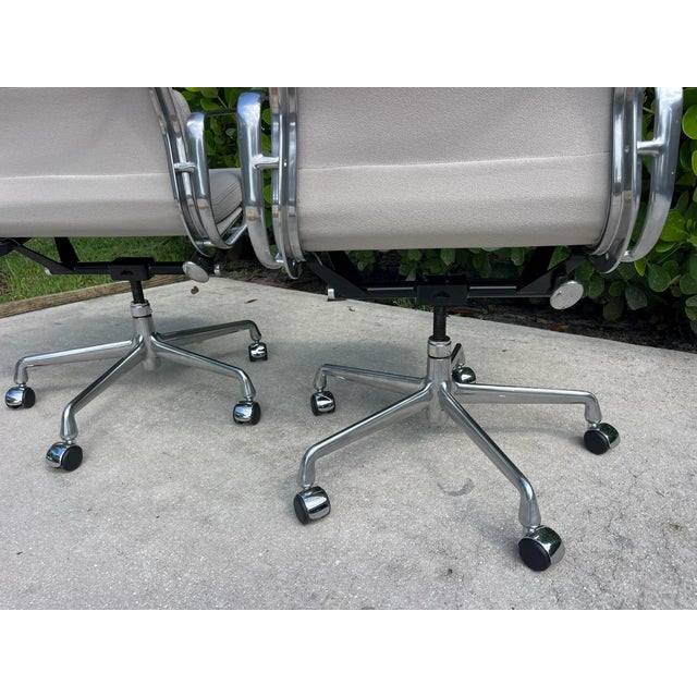 Eames for Herman Miller Soft Pad Executive Chair Ea437 in Buff Pebble Weave (2022) For Sale - Image 10 of 12