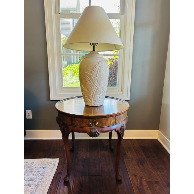 Vintage Baker Furniture Queen Anne Burl Walnut Round Accent Table | Georgian Style Carved Shell Side Table With Drawer For Sale - Image 10 of 12