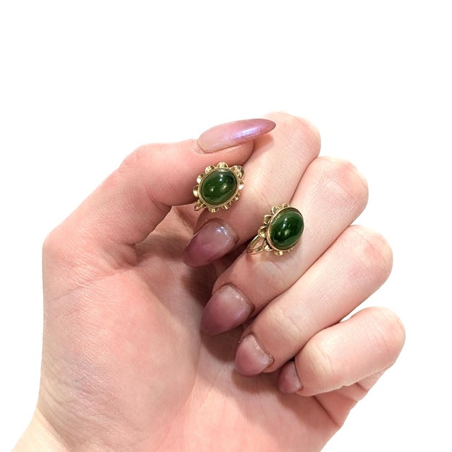 Pair of Vintage 14k Gold & Jade Cabochon Floral Screwback Earrings For Sale - Image 4 of 10