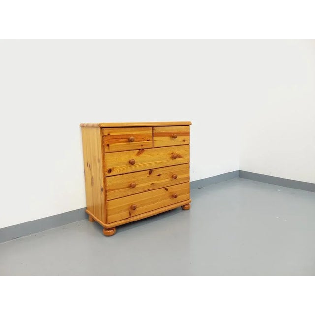 Vintage chest of drawers from the 70s, in pine wood, 5 drawers, 3 large and 2 small, very pretty balls balls and curved...