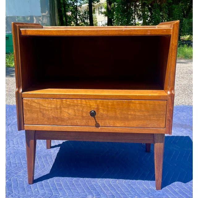 Mid 20th Century American of Martinsville Walnut Nightstands/End Tables MCM, Pair For Sale - Image 10 of 18