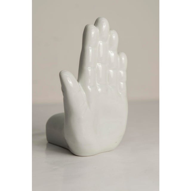 Left-handed bookend or decorative piece from the 1980s, made of white ceramic. It is clean and undamaged.